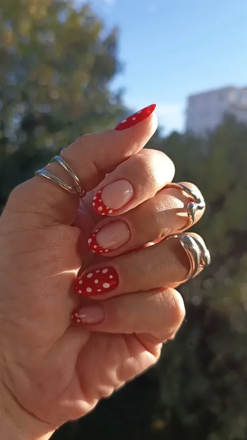 French rouge à pois blancs avec nail art fraise sur ongles amande